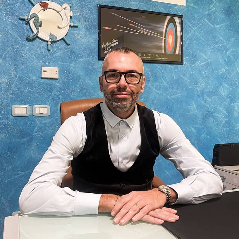 Francesco Maroni nell'agenzia Immobiliare67